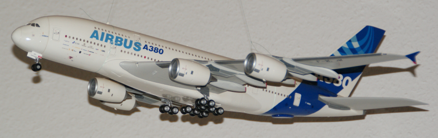 Der Airbus A380 von Heller im Mastab 1:125 in den Airbusfarben