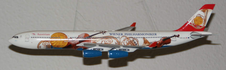 Der Airbus A340 von Revell im Mastab 1:144 in der Version von den Austrian Airlines, mit dem wahnsinnig genialen Decals der Wiener Philharmoniker