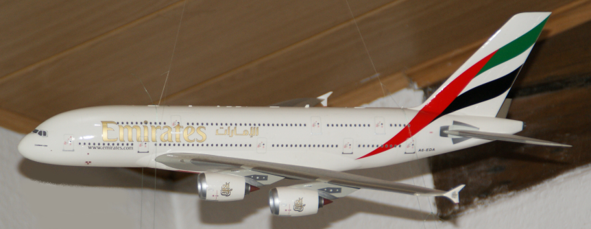 Der Airbus A380 von Revell im Mastab 1:144 in der Version von den Emirates, gebaut mit geschlossenem Rumpf, damit die Lackierung am Rumpf besser zur Geltung kommt