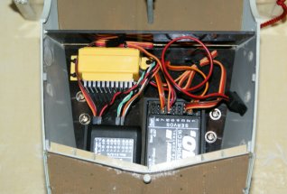 Die Technikplatte unter der Geschützplatform im eingebauten Zustand.