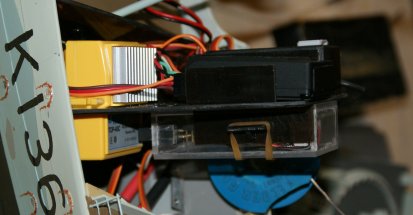 Hier das ganze von der Seite. Die Äufhängung des Soundmoduls mittels Gummiband