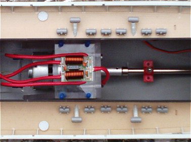 schwingend aufgehängter Antriebsmotor mit darüber liegendem Entsörfilter komplett verdrahtet. Dahinter starre Kupplung fluchtend mit Stevenrohr, Schmiernippel und Welle.